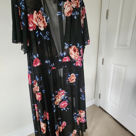 Black Wrap with peach and red roses - Picture 2 of 9